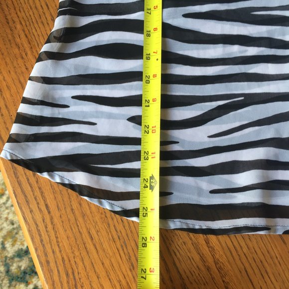 a.n.a. Zebra Print Sheer Button-Front Blouse Size L Black & White - Picture 12 of 14